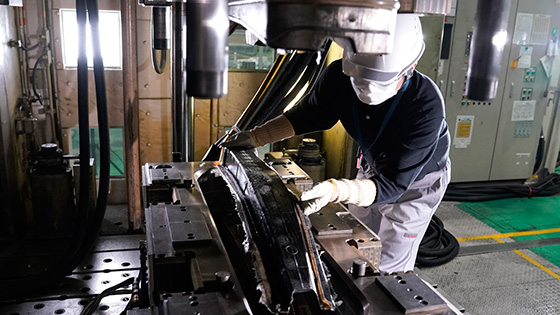 Nissan achieves breakthrough in carbon fiber parts production